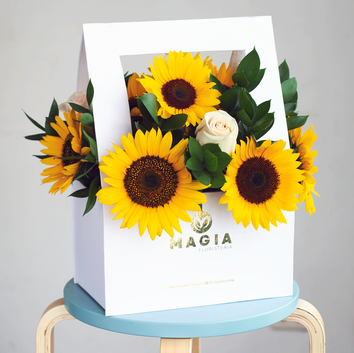 Canasta mágicas: un arreglo floral espectacular para conquistar a la mujer que tienes en el corazón | Envío de flores a domicilio Magia Floristería 