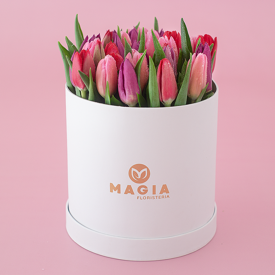 Hat box con 30 tulipanes