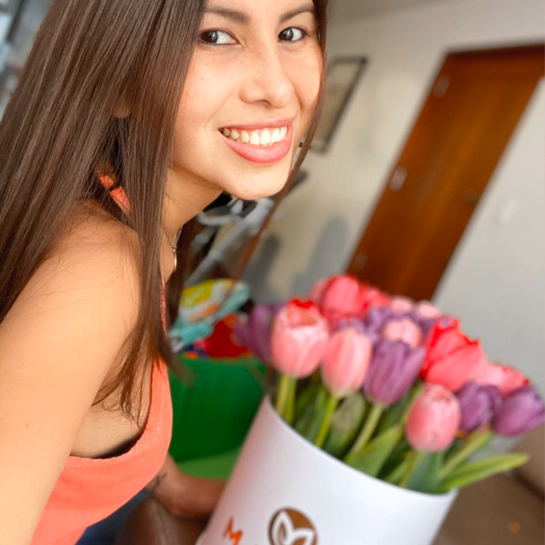 Hat box con 30 tulipanes